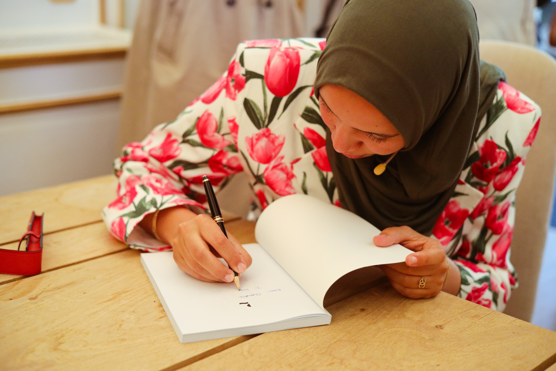 Ihsane Haouach dédicaçant un de ses livres